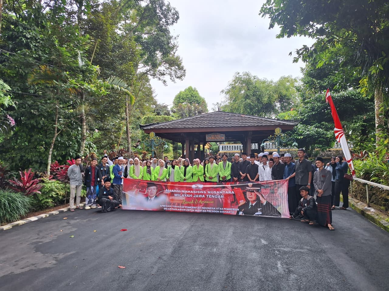 Ziarah ke Astana Giribangun: Driver Ojol dan Mahasiswa Jateng Belajar Keteladanan Soeharto