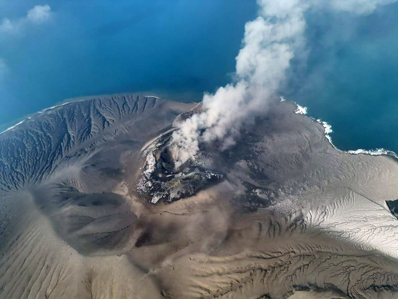 Erupsi Gunung Anak Krakatau Ditangani Pemerintah, Jangan Dibenturkan dengan MBG